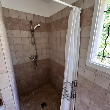 Grande Maison Avec Piscine De 12 Pers En Ardeche Vila *